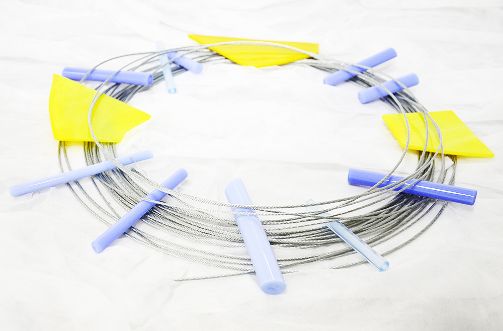 «Терновий вінок». 2013. Вітражне скло, склодріт, металевий трос